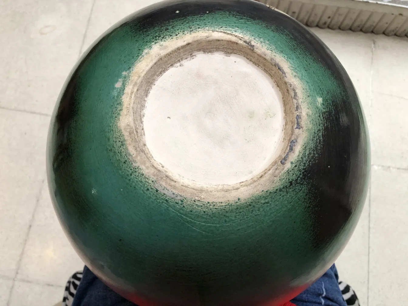 Vue de dessus d'une pièce décorative en céramique antique avec des couleurs vertes et noires