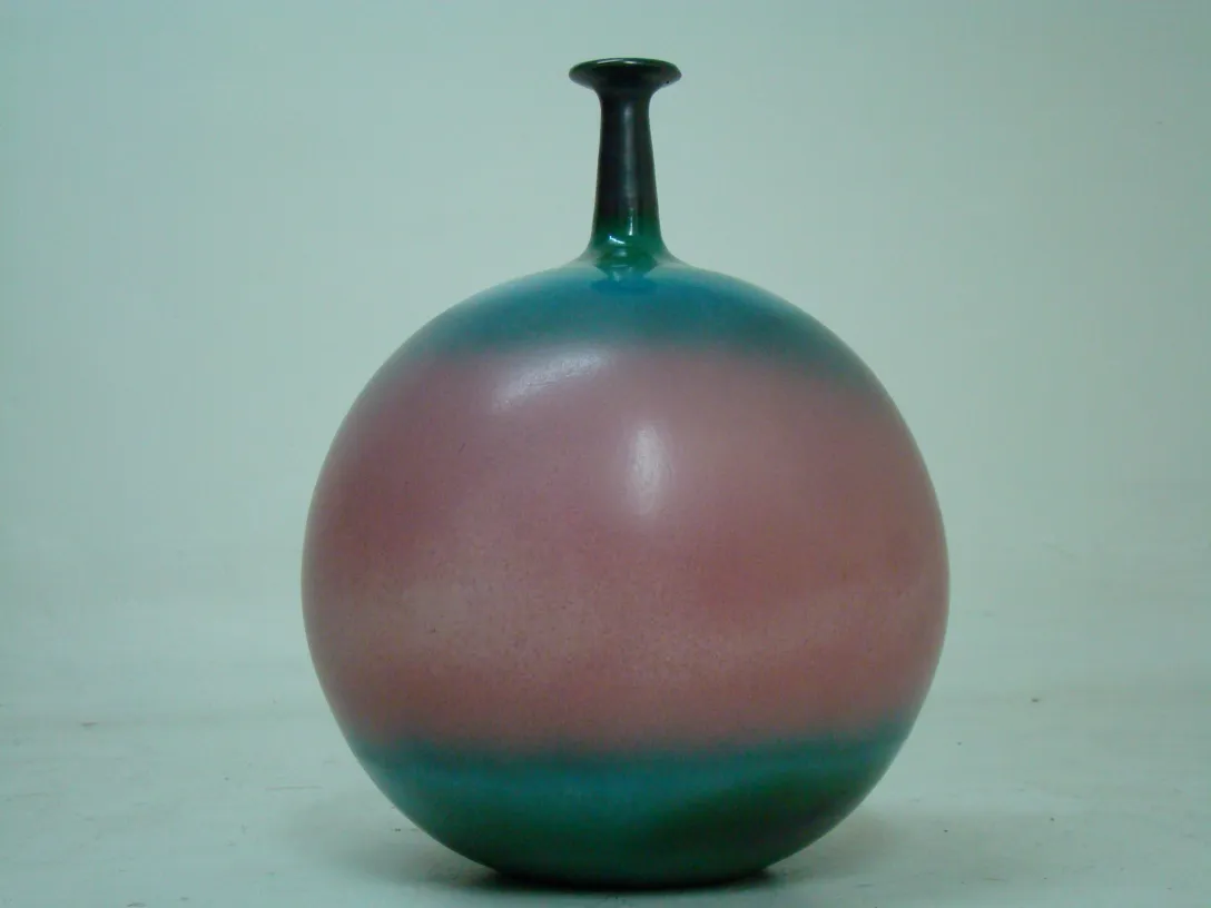 Antike keramische Kugel mit buntem Finish in Rosa und Grün.