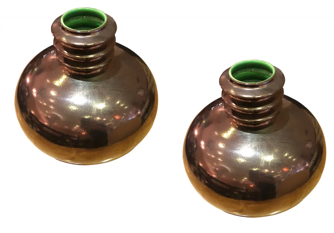 緑のアクセントのある古い陶器の瓶二つ