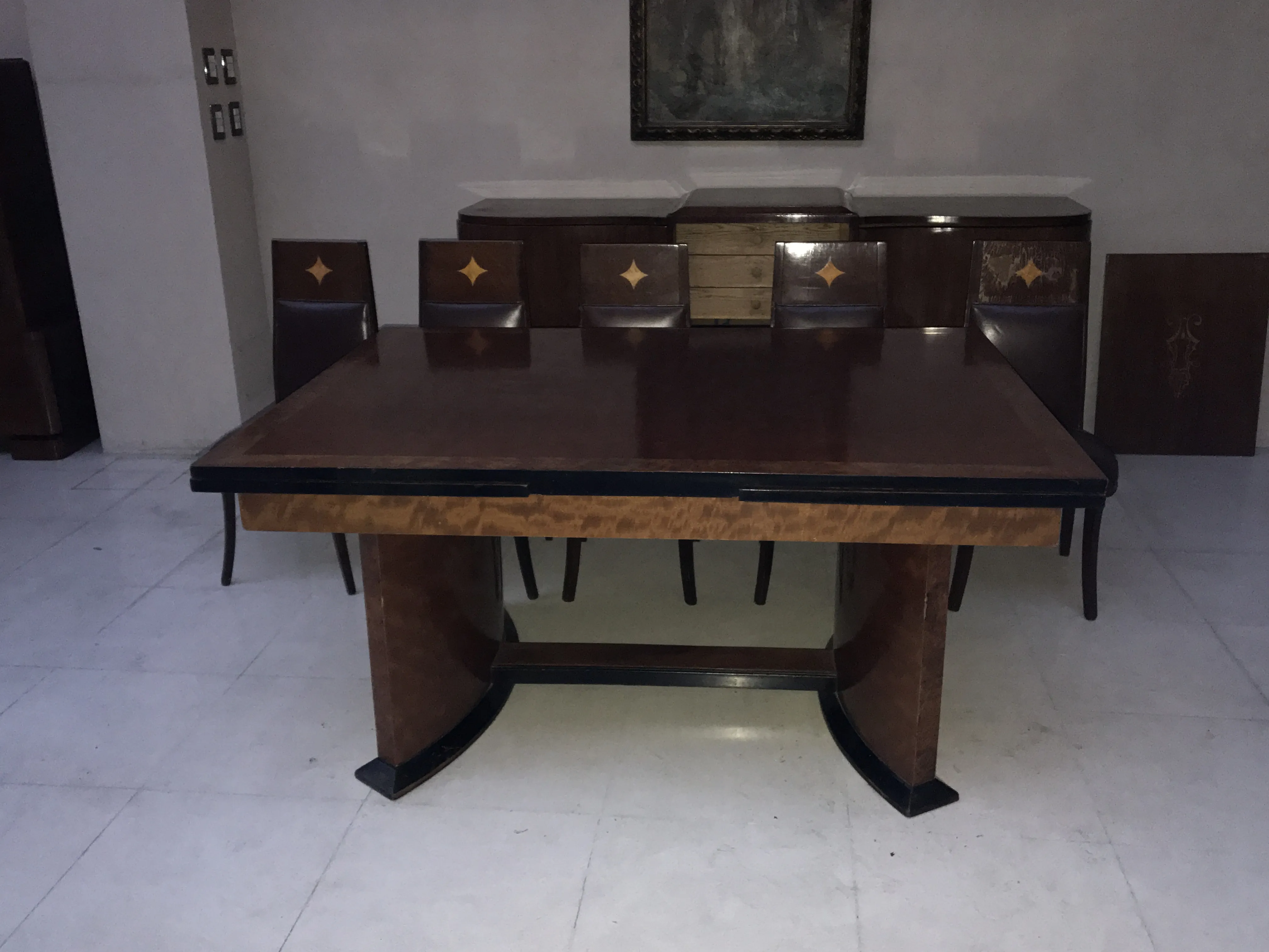 Mesa de comedor antigua con diseño Art Deco para 12 personas, rodeada de sillas
