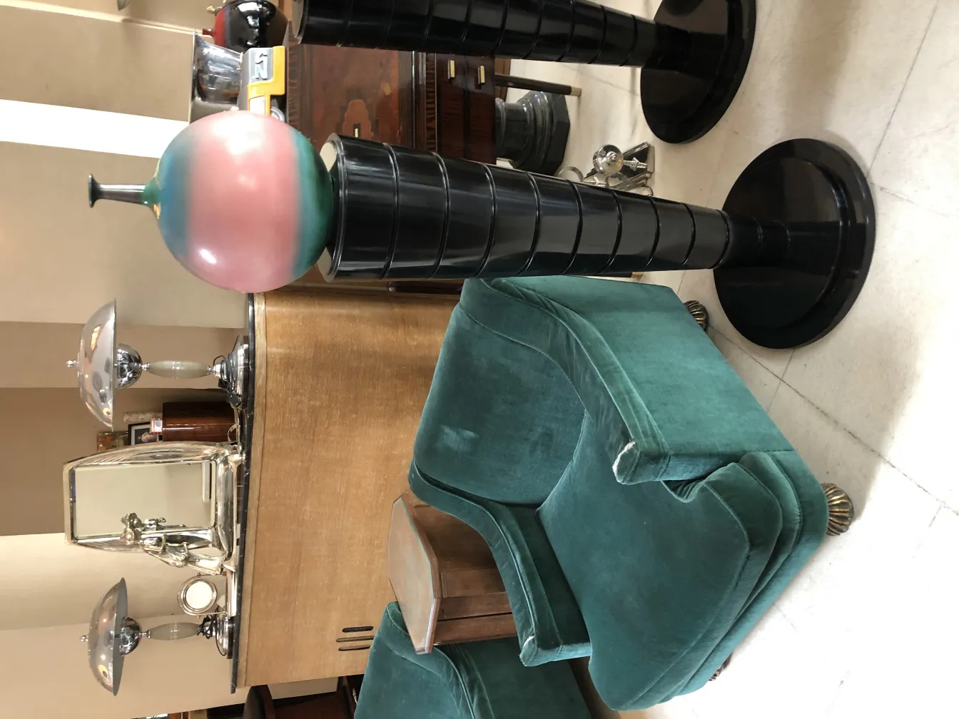 سيراميك ديكور قديم مع ألوان ناعمة على قاعدة سوداء