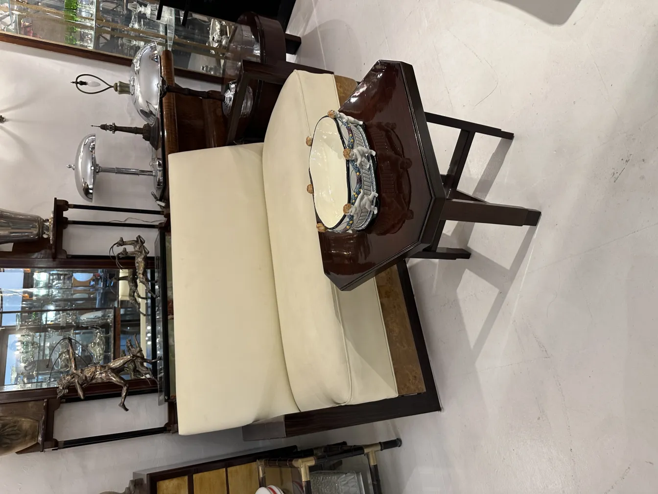 canapé ancien avec céramique décorative et table