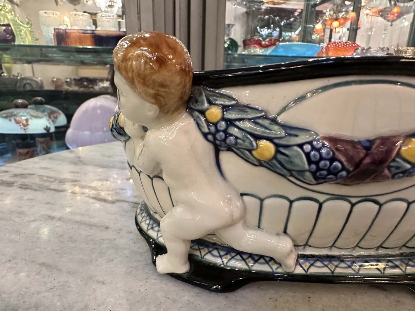 céramique ancienne décorée avec un enfant et des feuilles