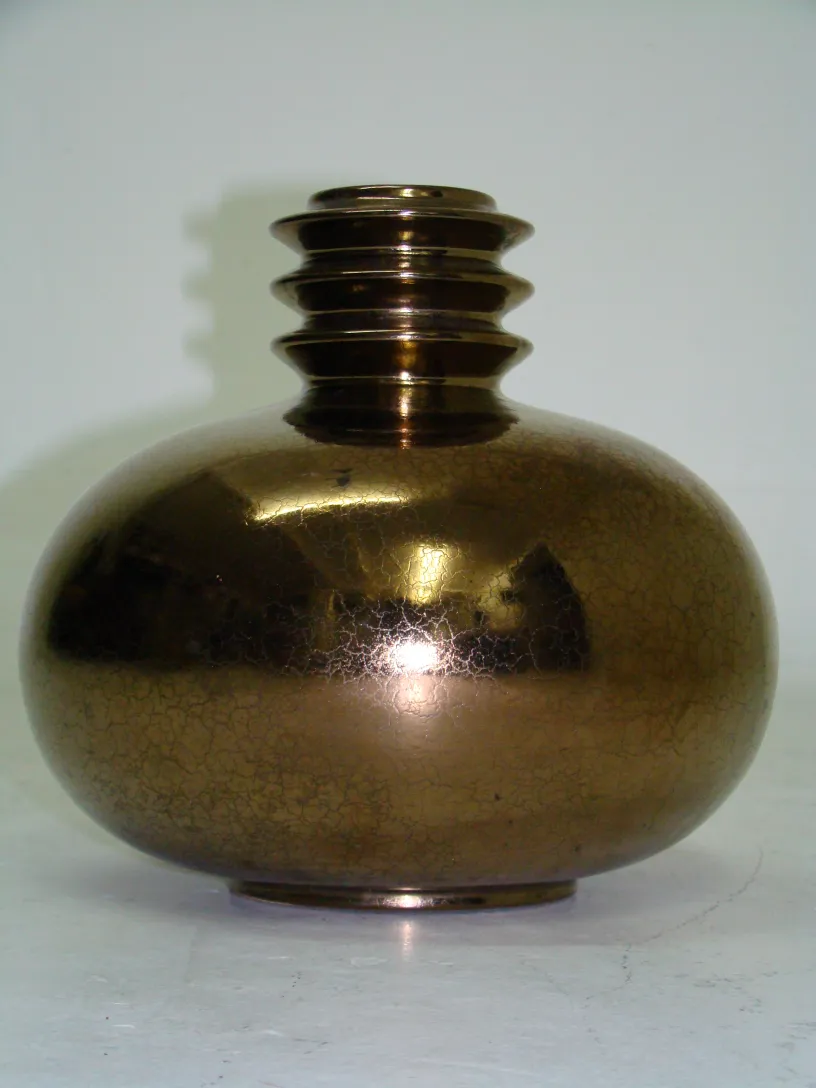 Vaso de cerâmica antiga com acabamento brilhante e design arredondado