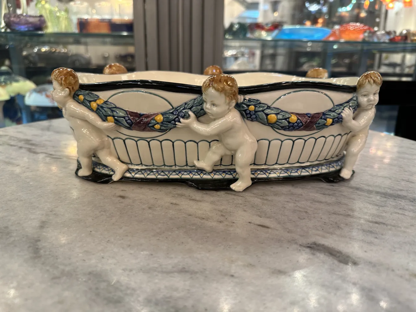 خزف مزخرف بتماثيل الأطفال وألوان زاهية