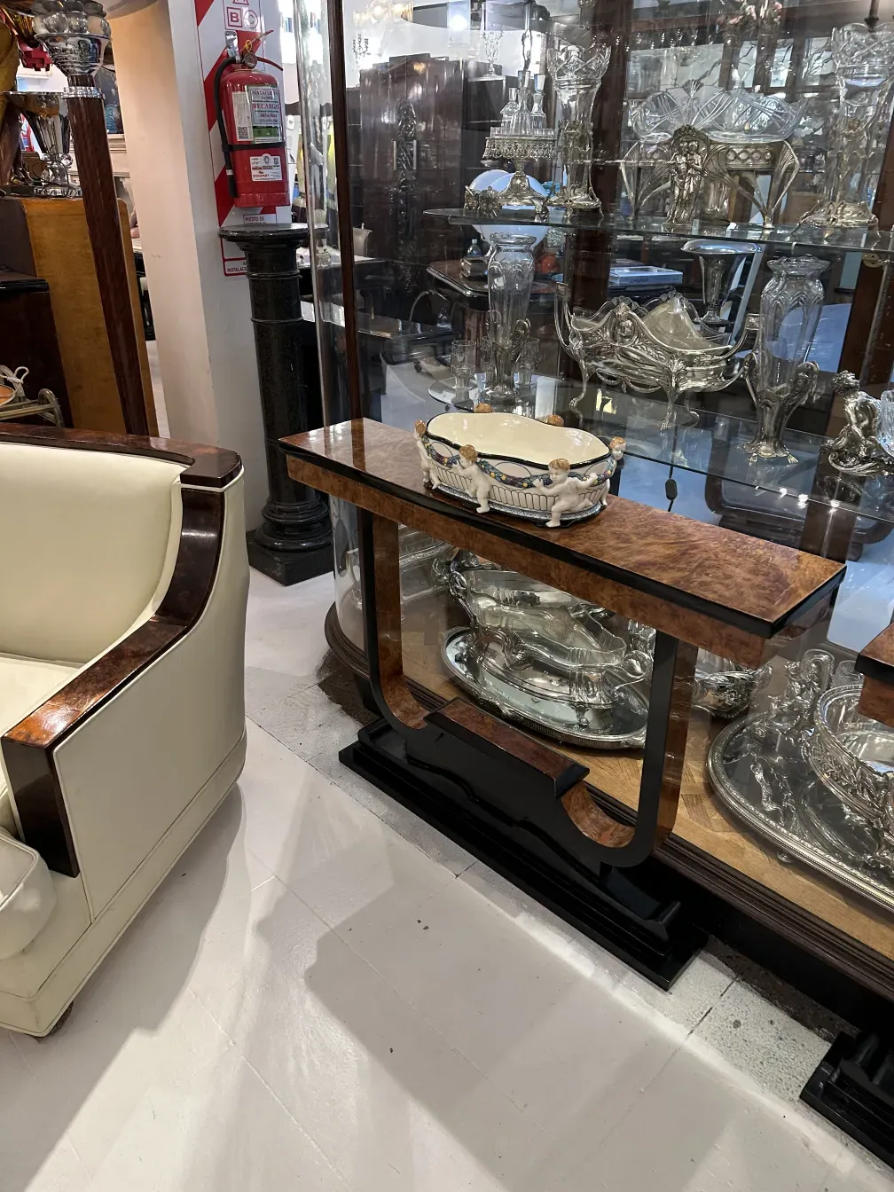 Cerâmica antiga da Karlsruher Majolika sobre uma mesa.