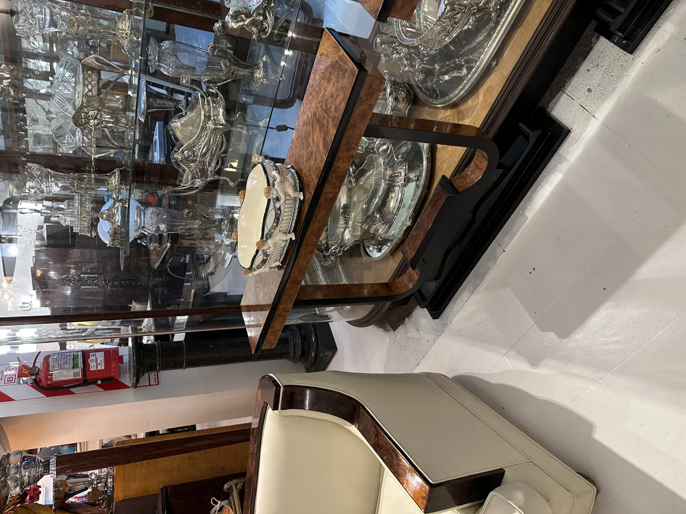 Antica ceramica decorativa in un ambiente elegante con dettagli in argento.