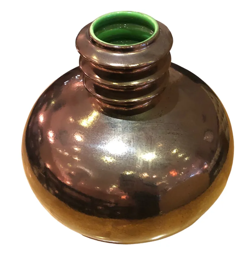 Botella de cerámica antigua con colores brillantes y suave textura