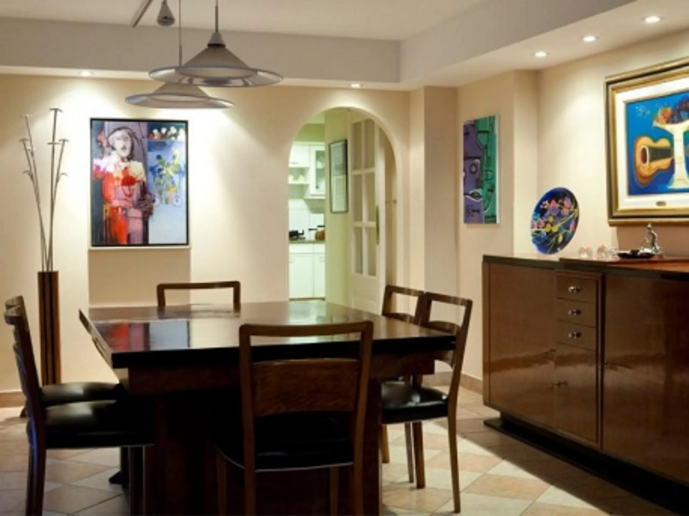 Mesa de comedor antigua para 12 personas en un ambiente artístico.