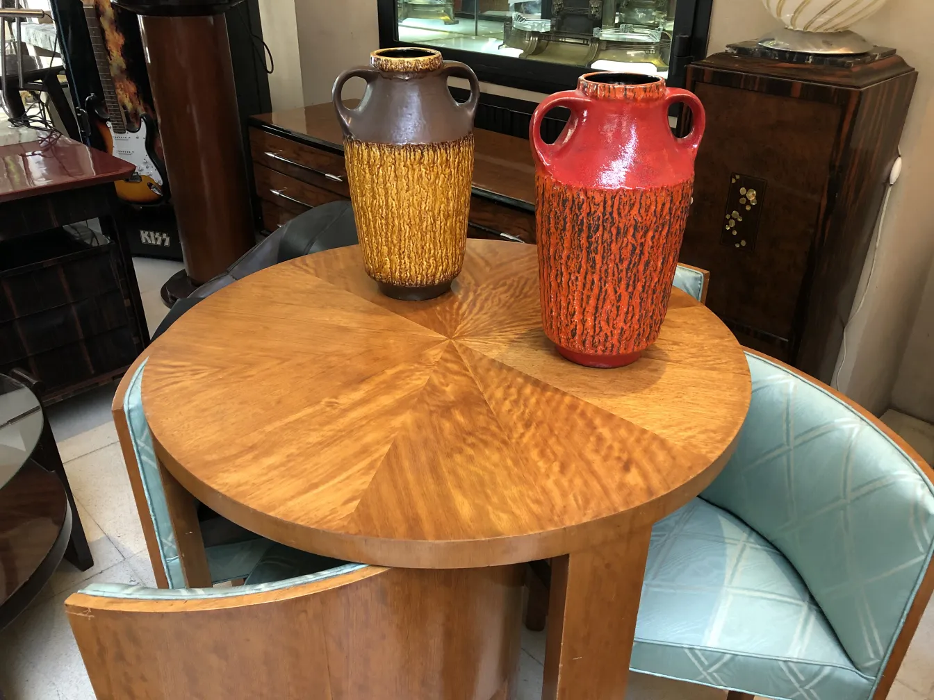 dos antiguas cerámicas decorativas amarillas y rojas en una mesa