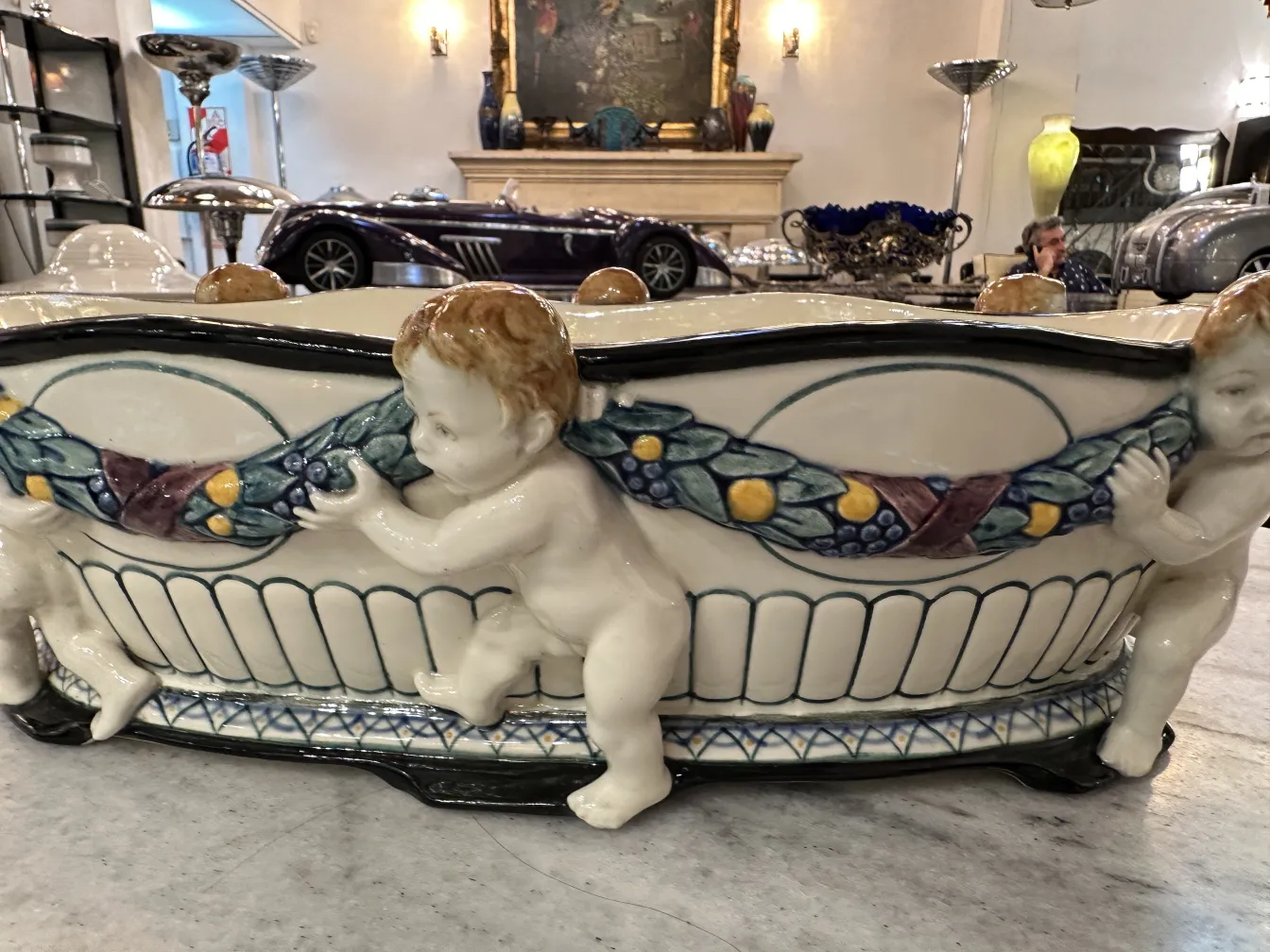 Alte Keramik mit kindlichen Figuren von Karlsruher Majolika Manufaktur
