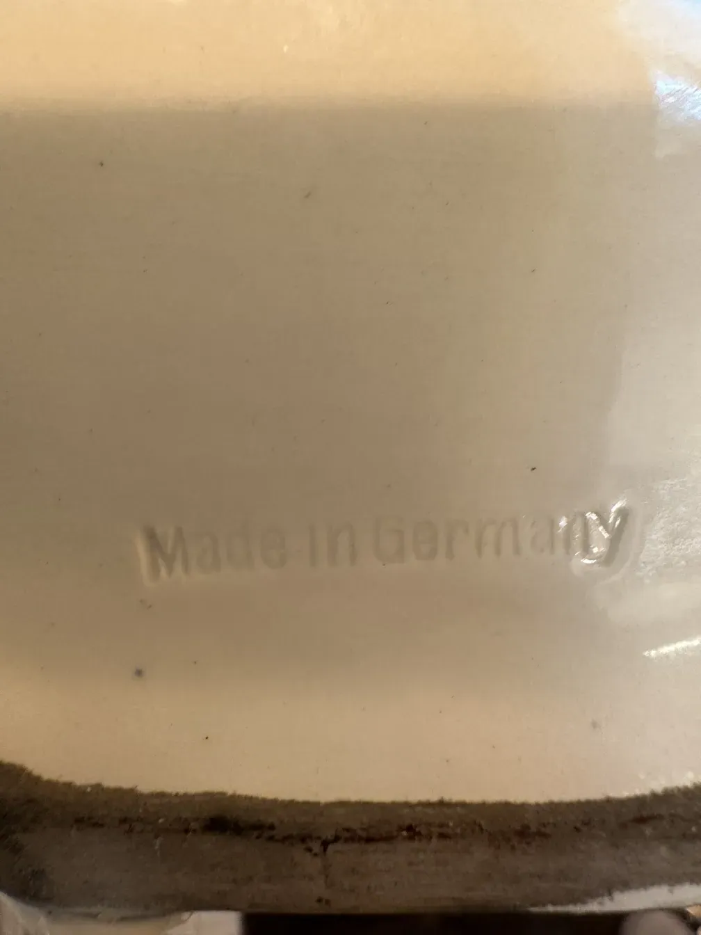 Cerâmica antiga de Karlsruher Majolika com marcas visíveis.