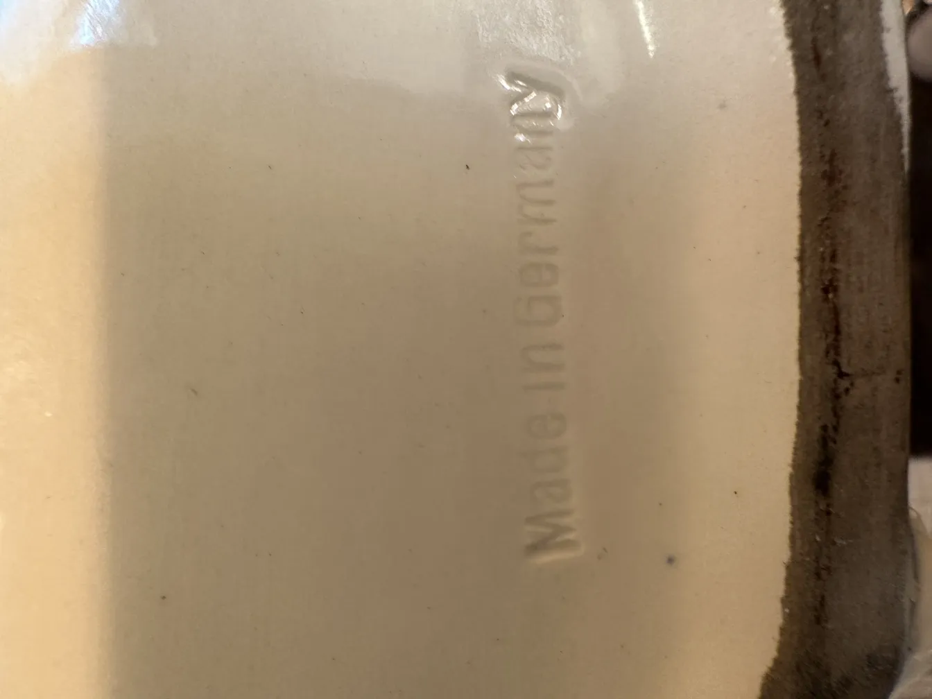 古董陶瓷有清晰印记和精美底座。