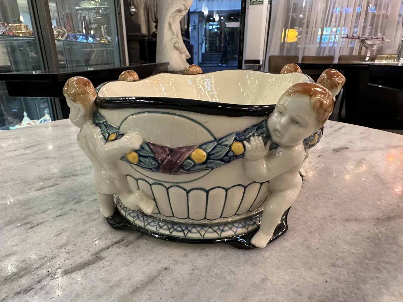 Cerâmica antiga com figuras de querubins em um design atraente.