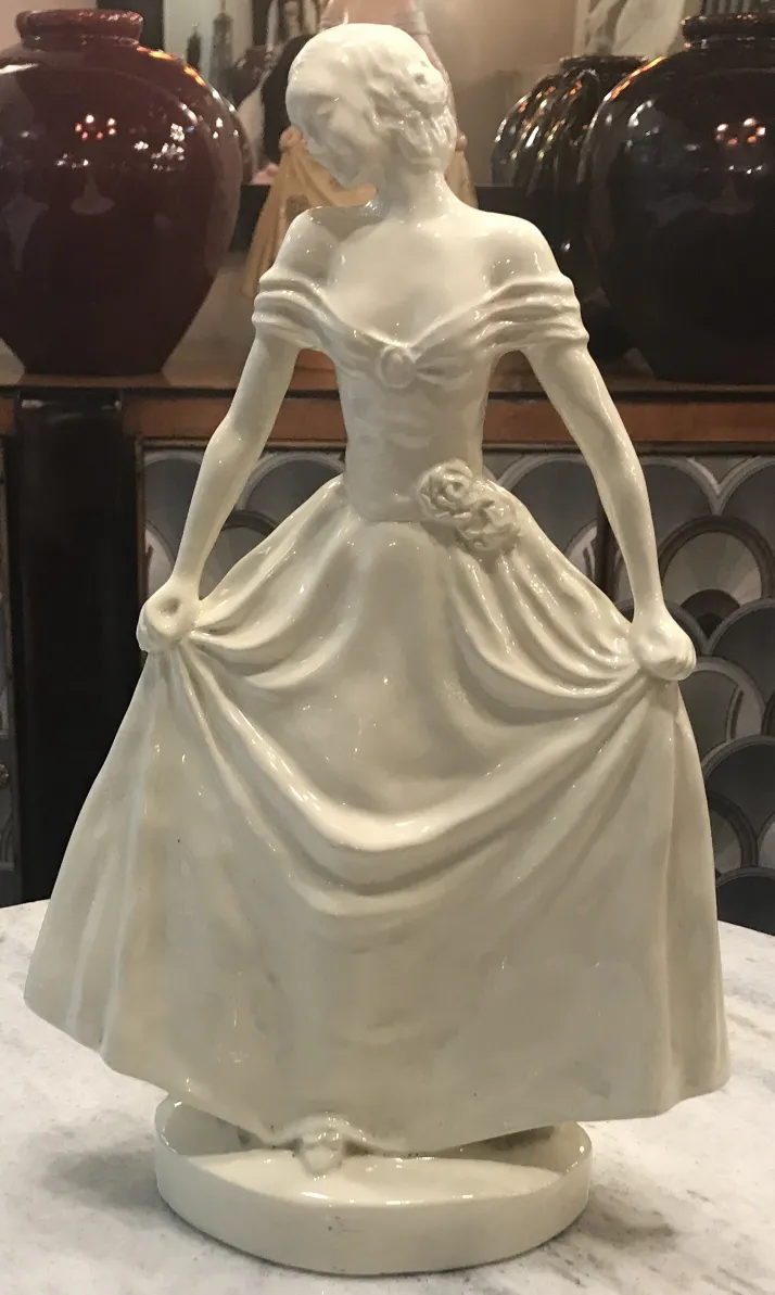Figura antigua de cerámica Boch con vestido detallado