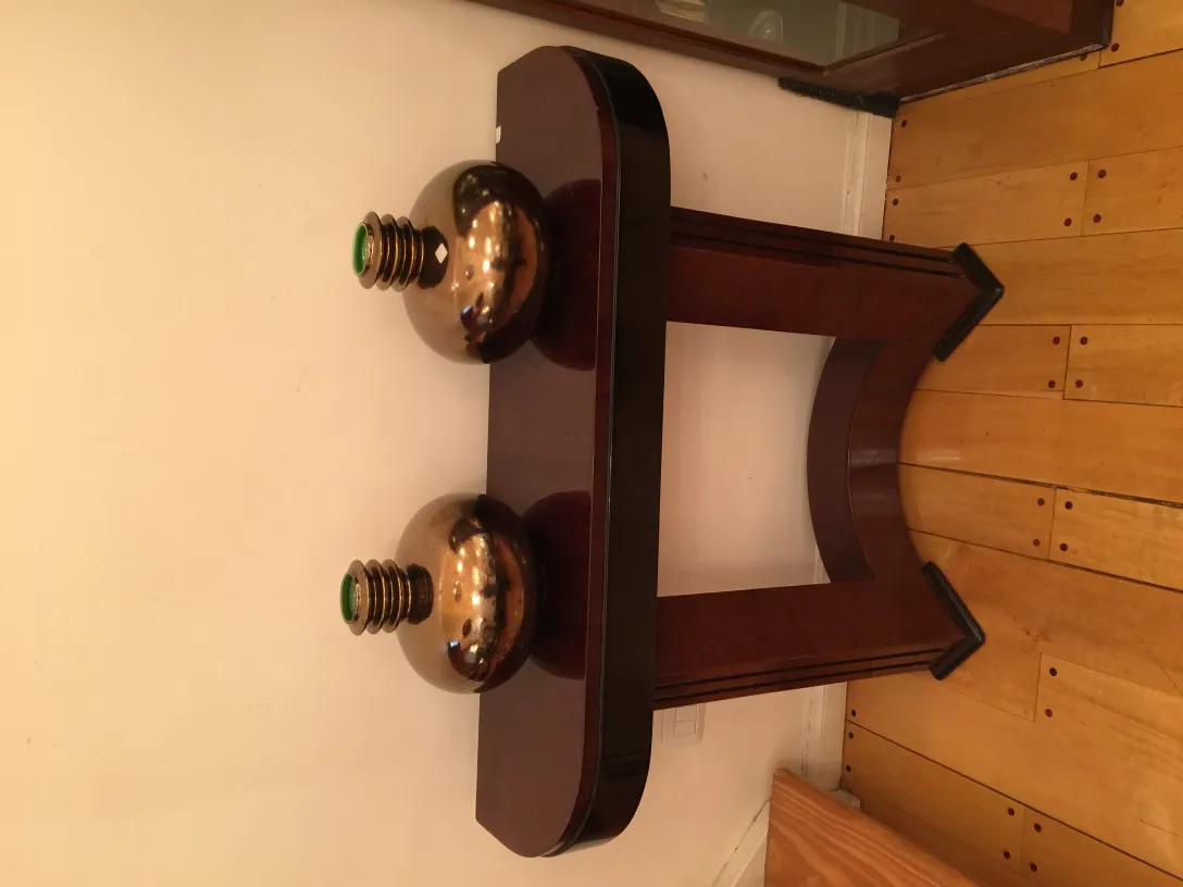 mesa de madeira com cerâmica antiga decorativa e colorida.