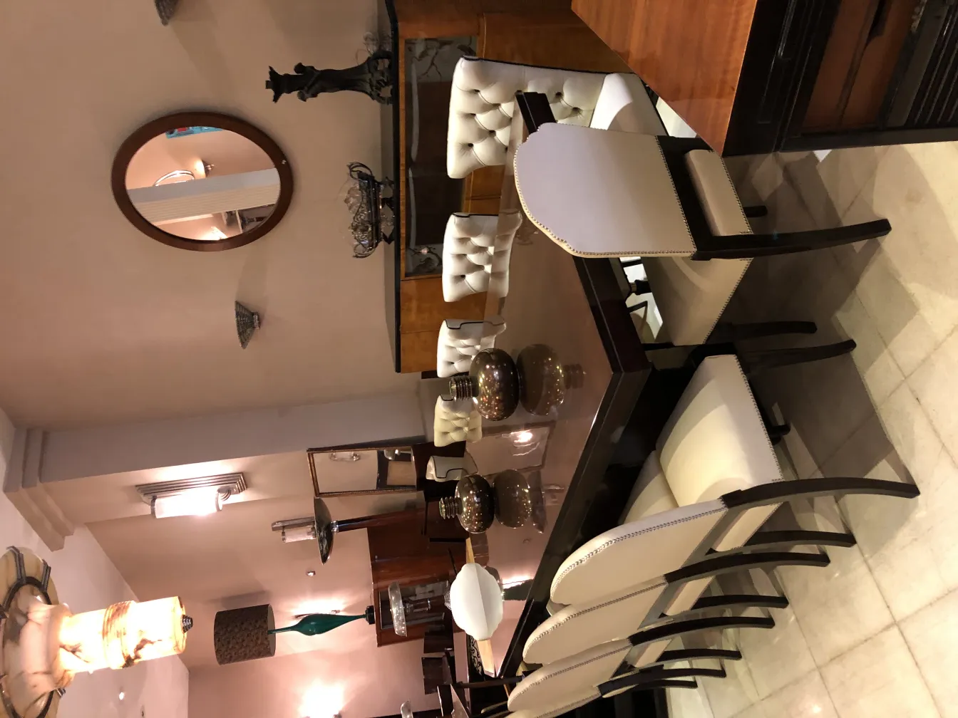 Dekorative antike Keramik in einem eleganten Ambiente mit markantem Stil.