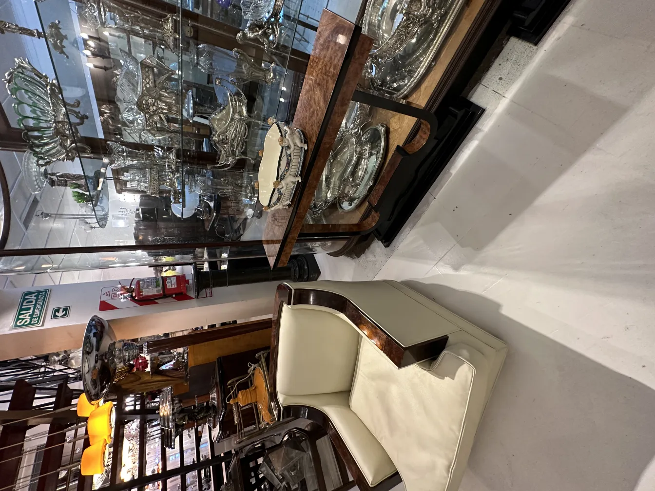 Ancienne céramique décorative dans une vitrine avec des objets en argent