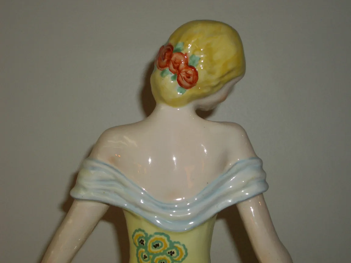 Figura decorativa de cerâmica antiga Boch com detalhes no cabelo e vestido