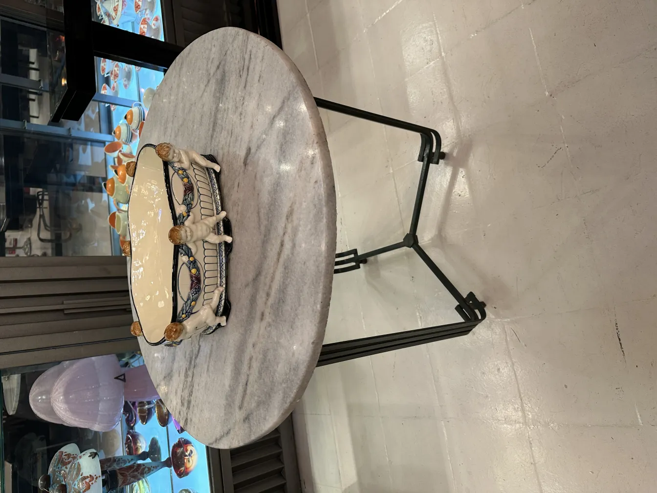 장식 세부 사항과 조각상으로 꾸며진 고전 도자기