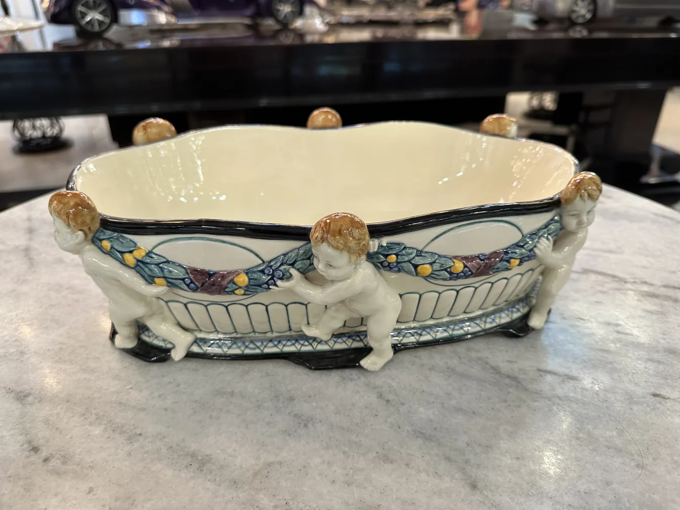 Antica ceramica decorativa con figure infantili di Karlsruher Majolika.