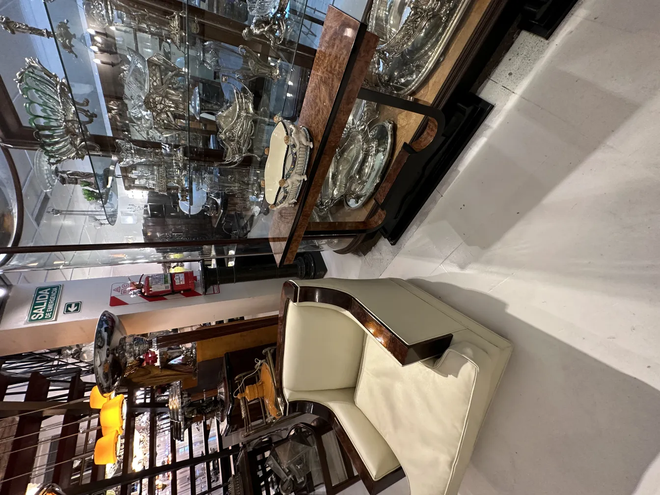 Cerâmica antiga exposta em vitrine com ambiente elegante.