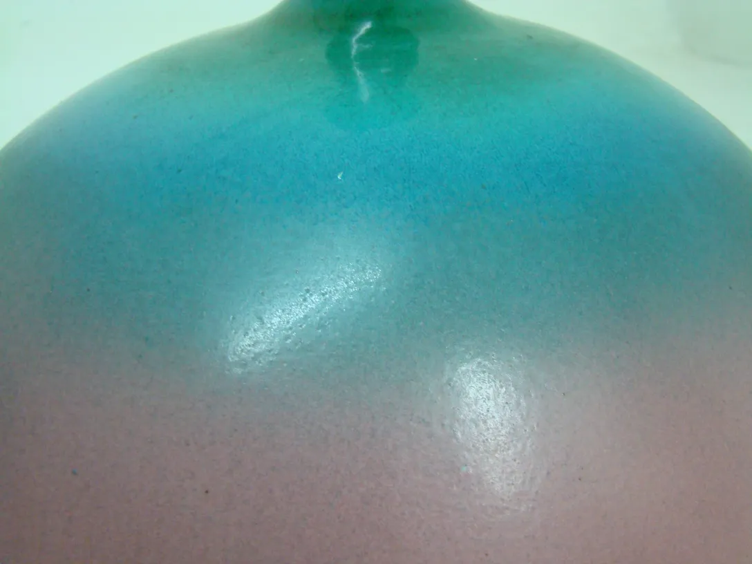 고대 도자기로 부드러운 파란색과 분홍색 그라데이션, 구형.