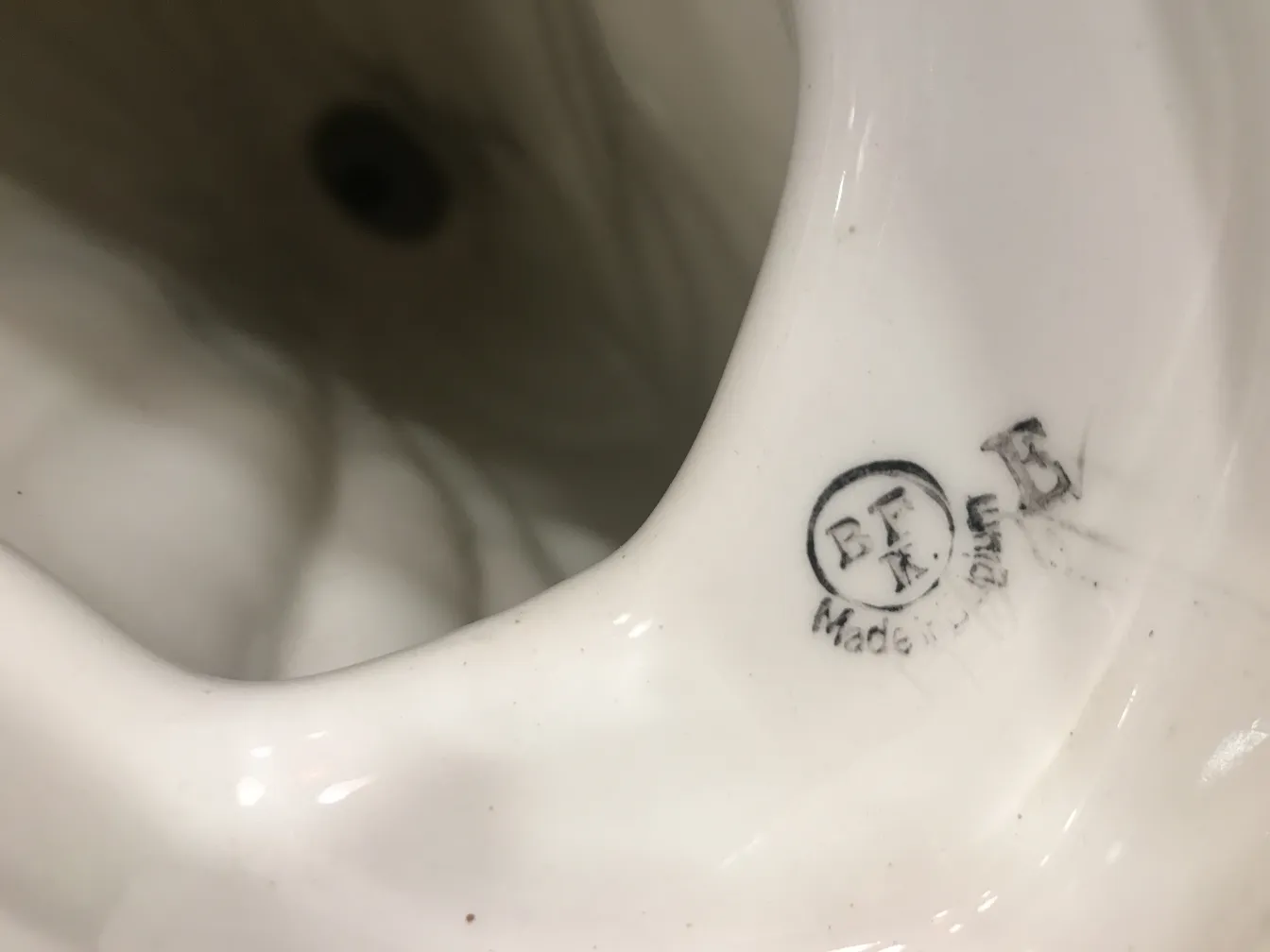 古董装饰陶瓷，具有独特设计和标记。