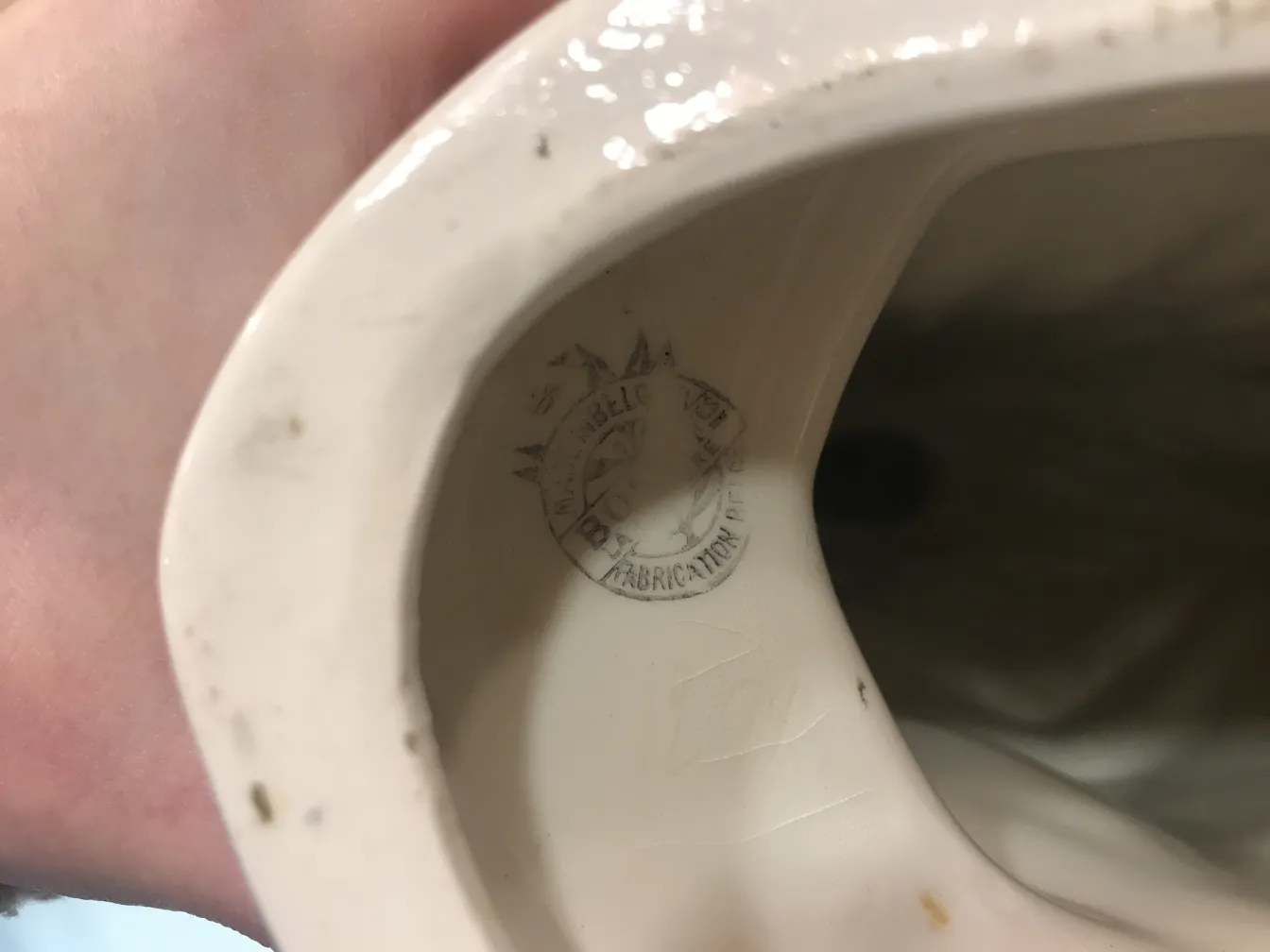 装飾的な古代陶器の白色で、目に見えるディテールがあります。