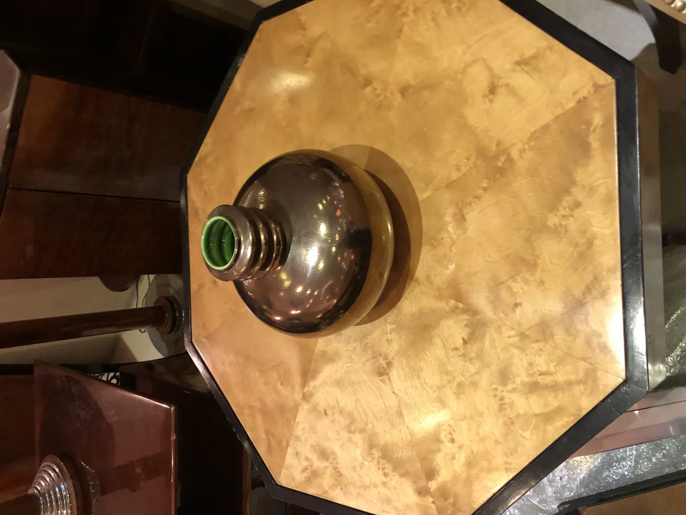 céramique ancienne avec motif rond et cou vert, décorant une table octogonale