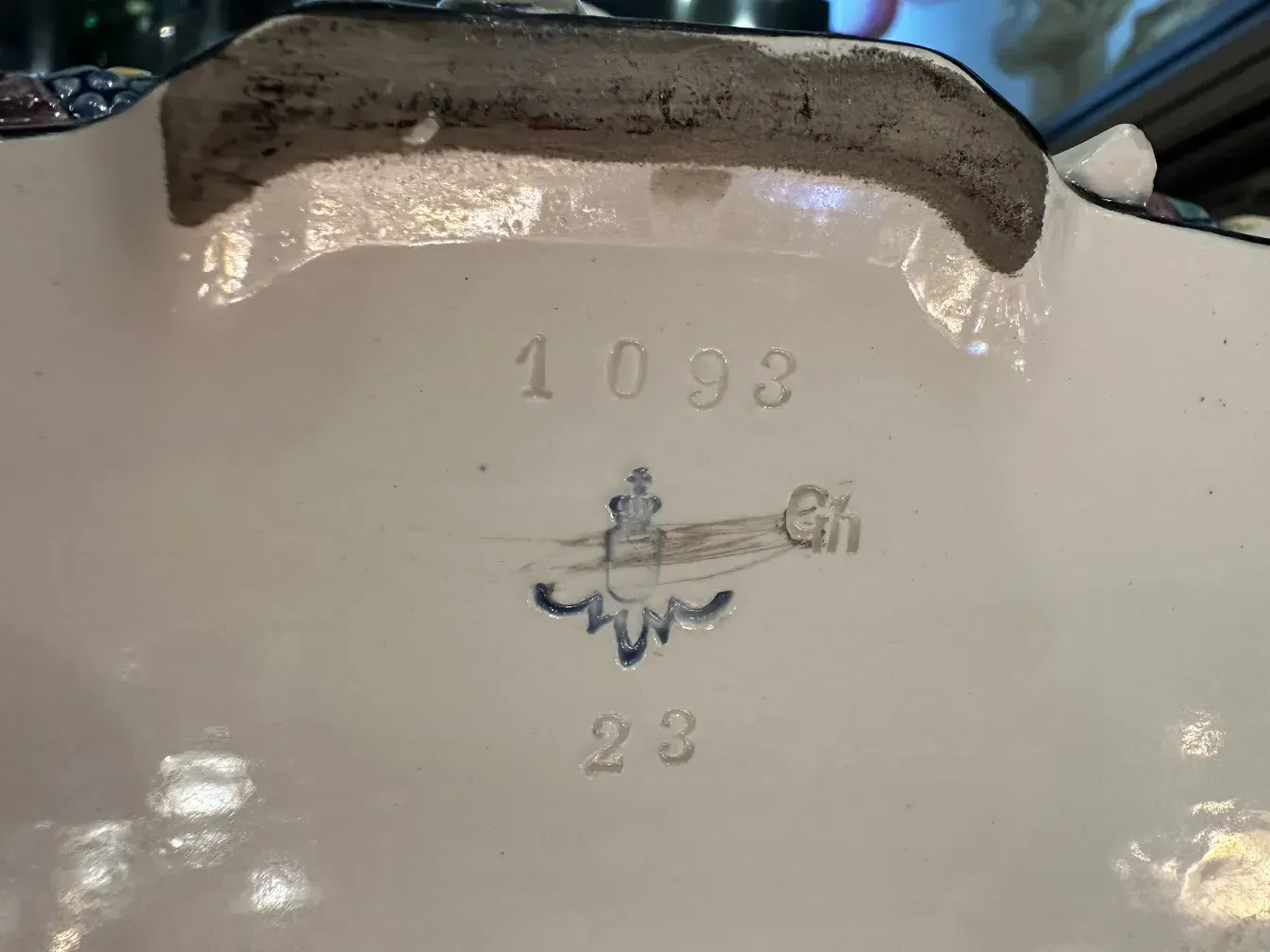 Pièce en céramique ancienne de Karlsruher Majolika Manufaktur avec des détails décoratifs