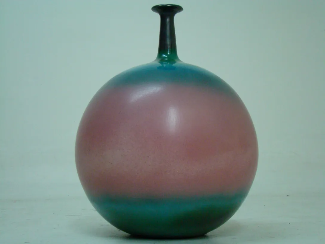 antike keramische Flasche in spherischer Form mit sanften Farben