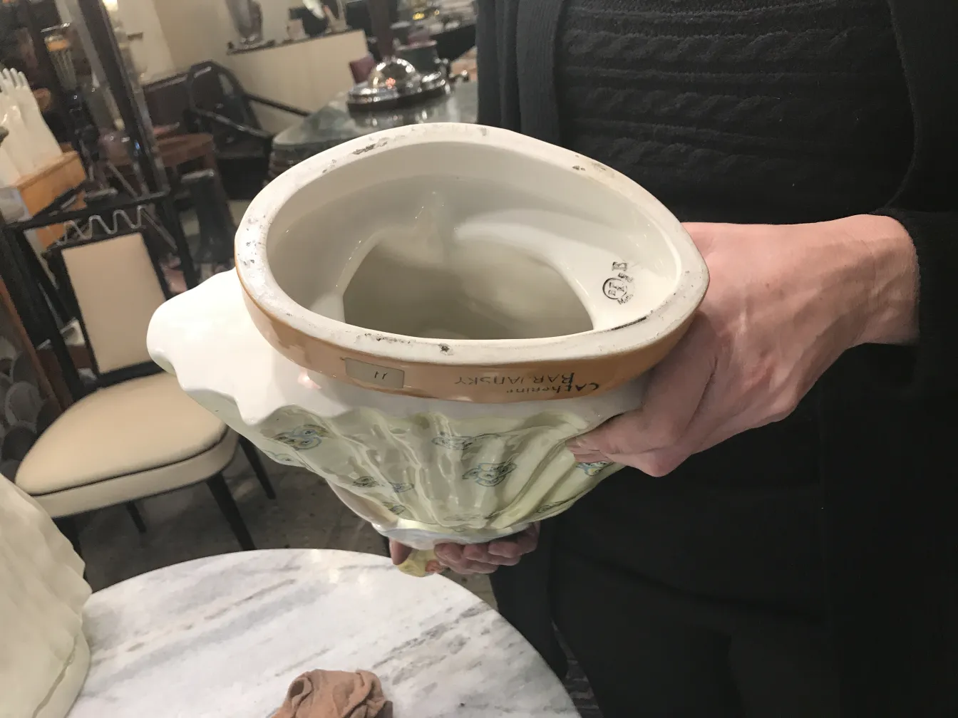 Ceramica antica decorata con motivi artigianali e colori morbidi.