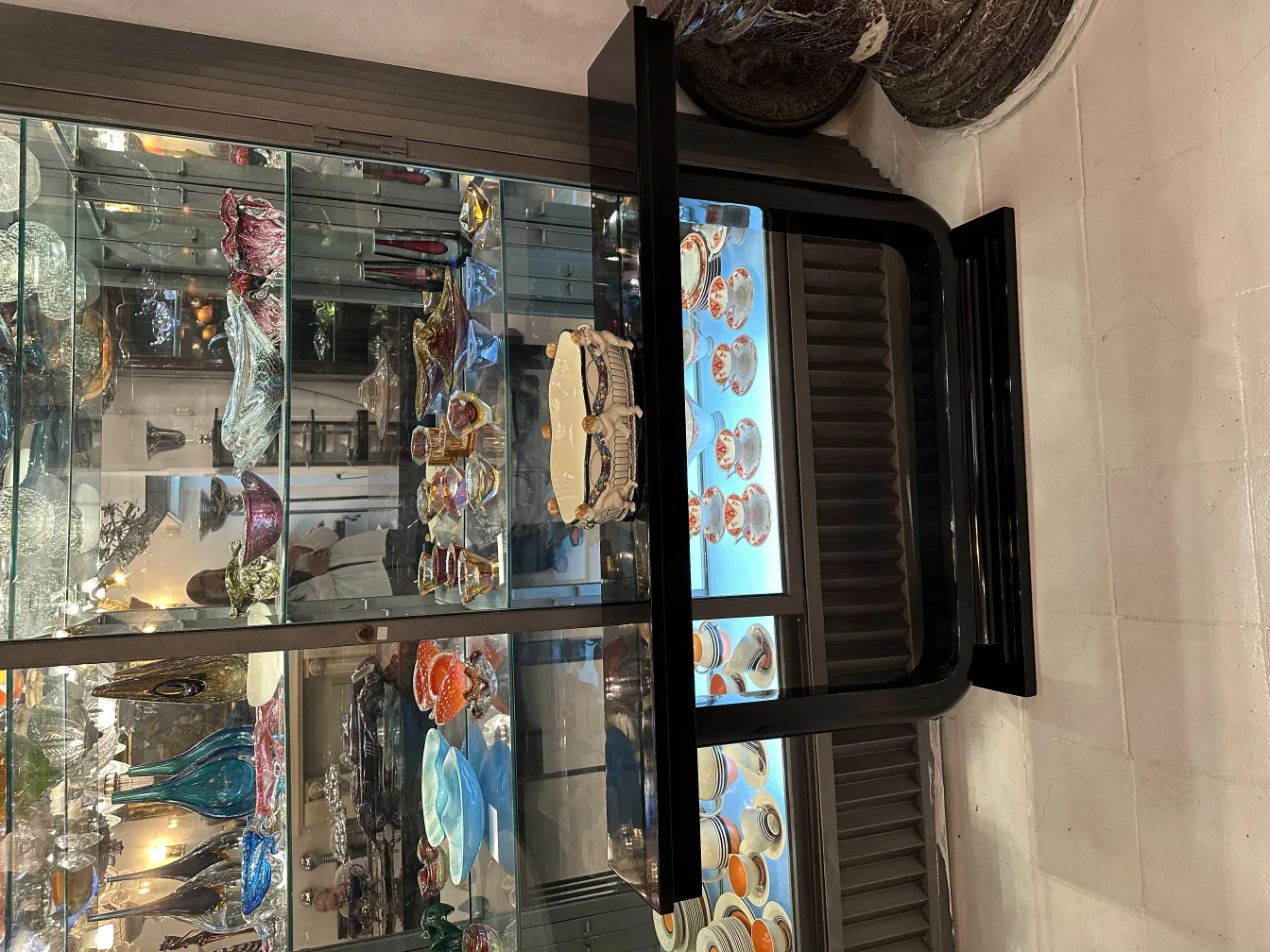 カラフルな古代の陶器装飾品の展示キャビネット