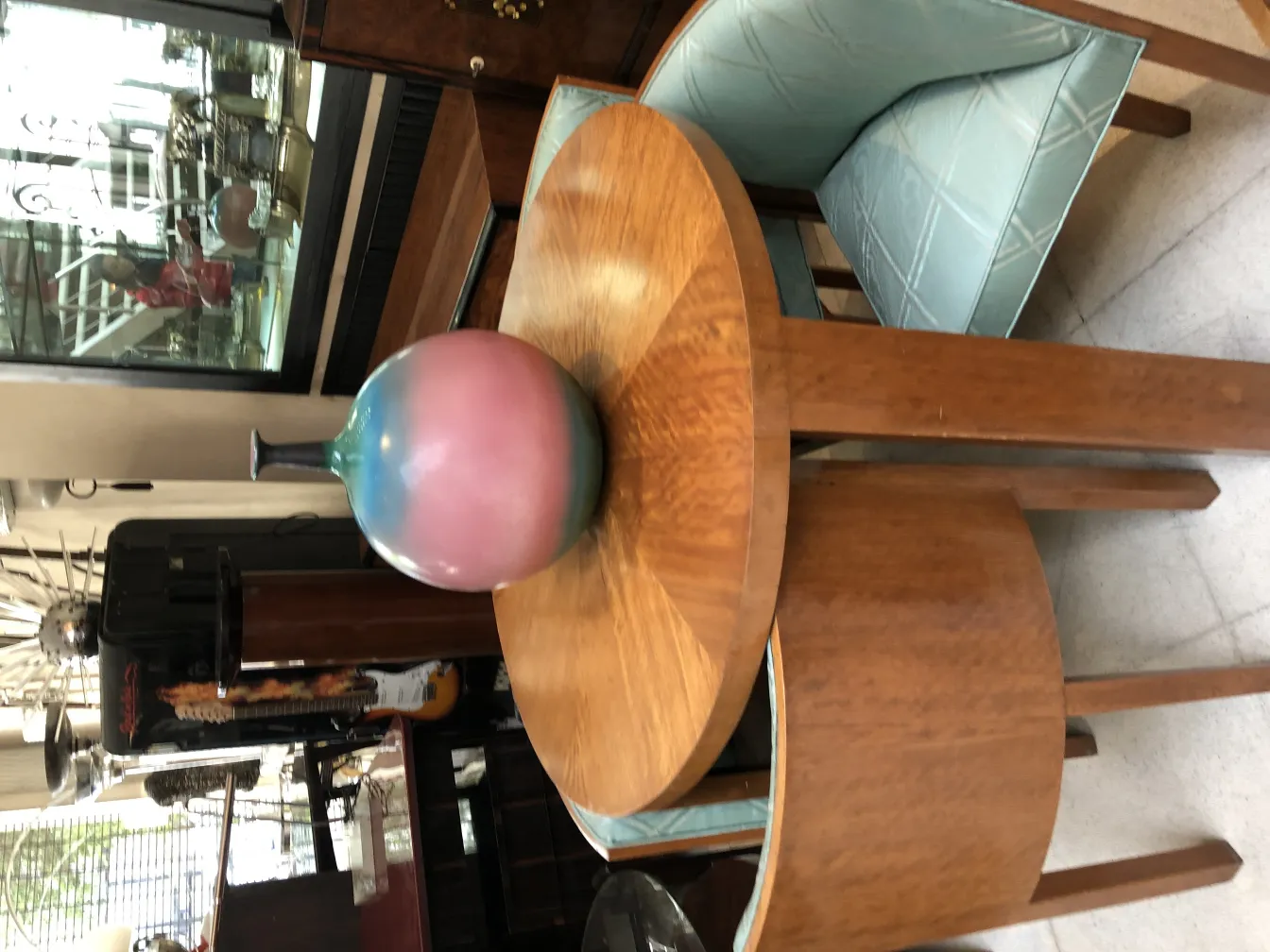 античная керамическая ваза розового и синего цвета на деревянном столе