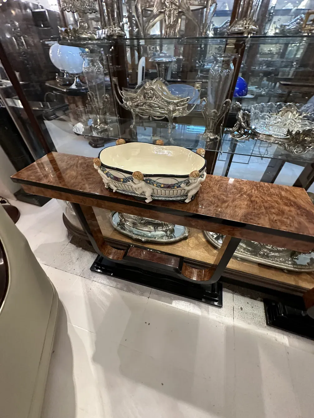 Bowl de cerâmica antiga com detalhes decorativos e figuras