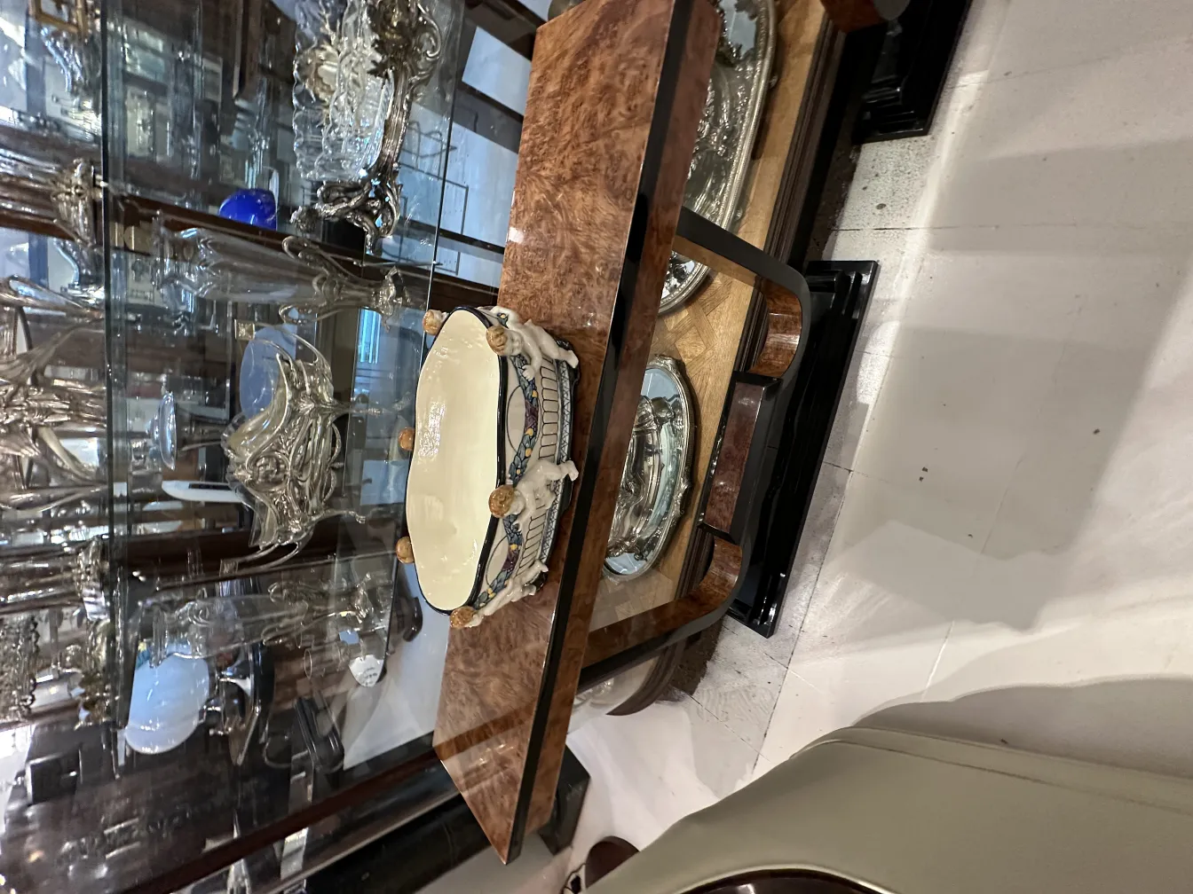 古董陶瓷，装饰图案色彩鲜艳，展出在橱窗中