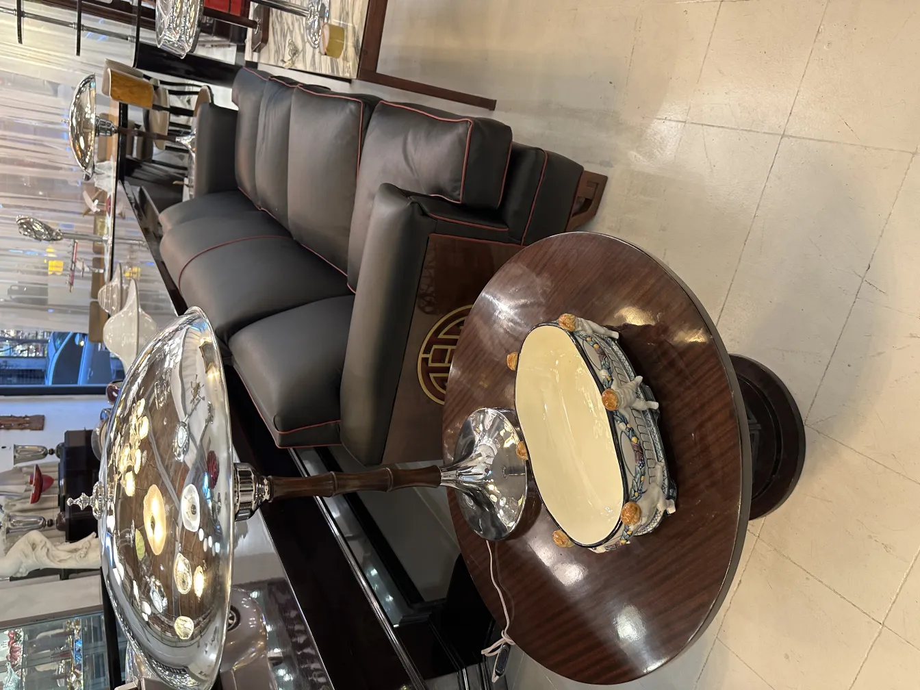 الخزف التزييني القديم مع تفاصيل ملونة وشكل بيضاوي