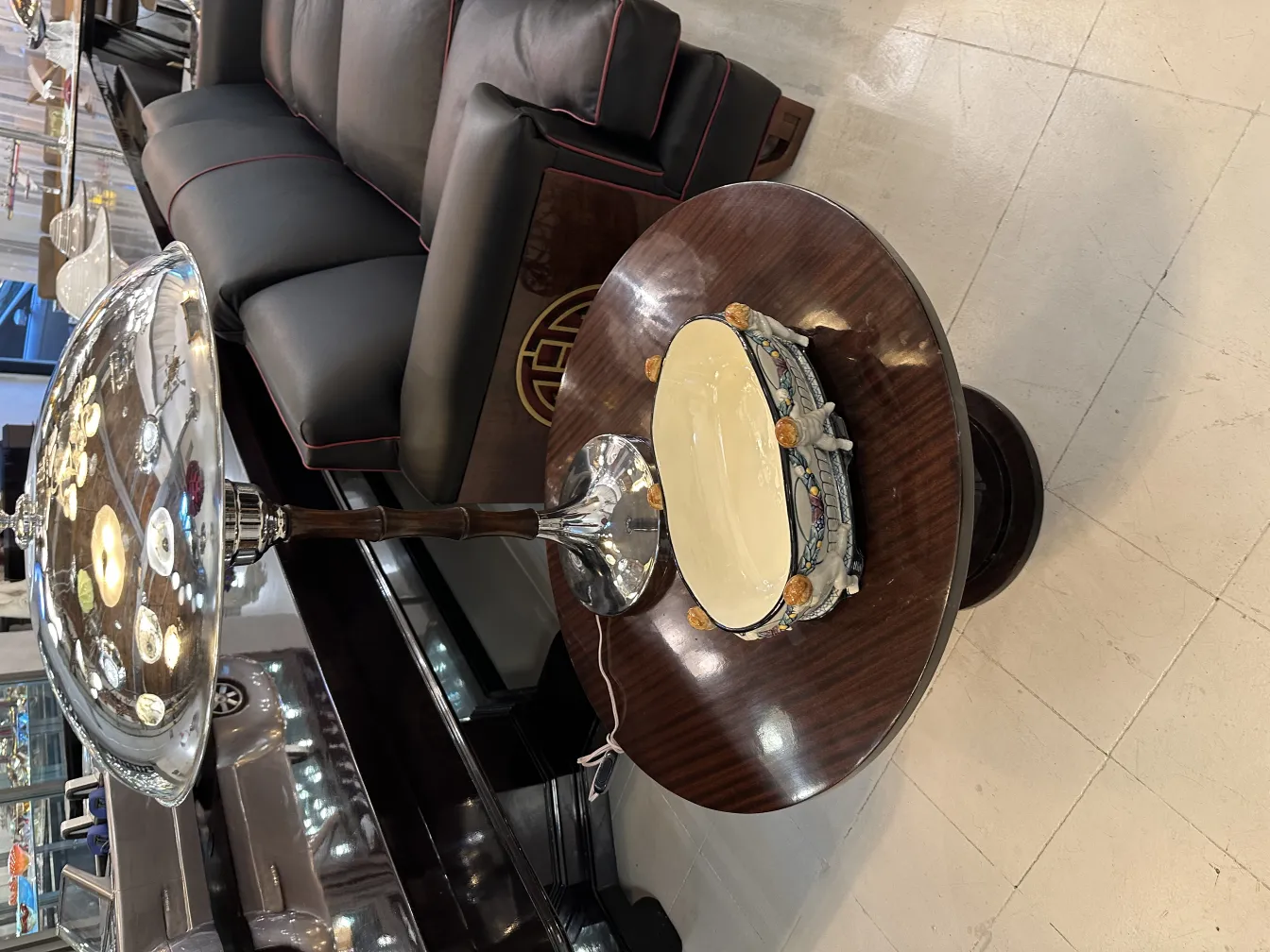 Antiga cerâmica decorativa sobre mesa, ambiente elegante.