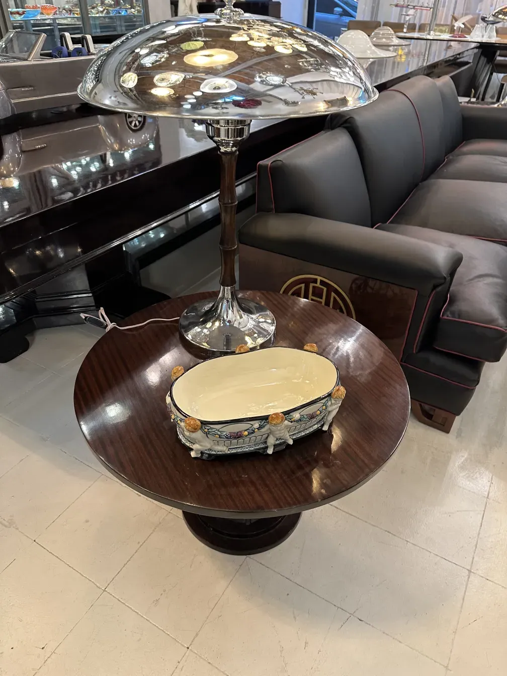 Un élégant objet de céramique ancienne avec des détails colorés dans un cadre moderne.