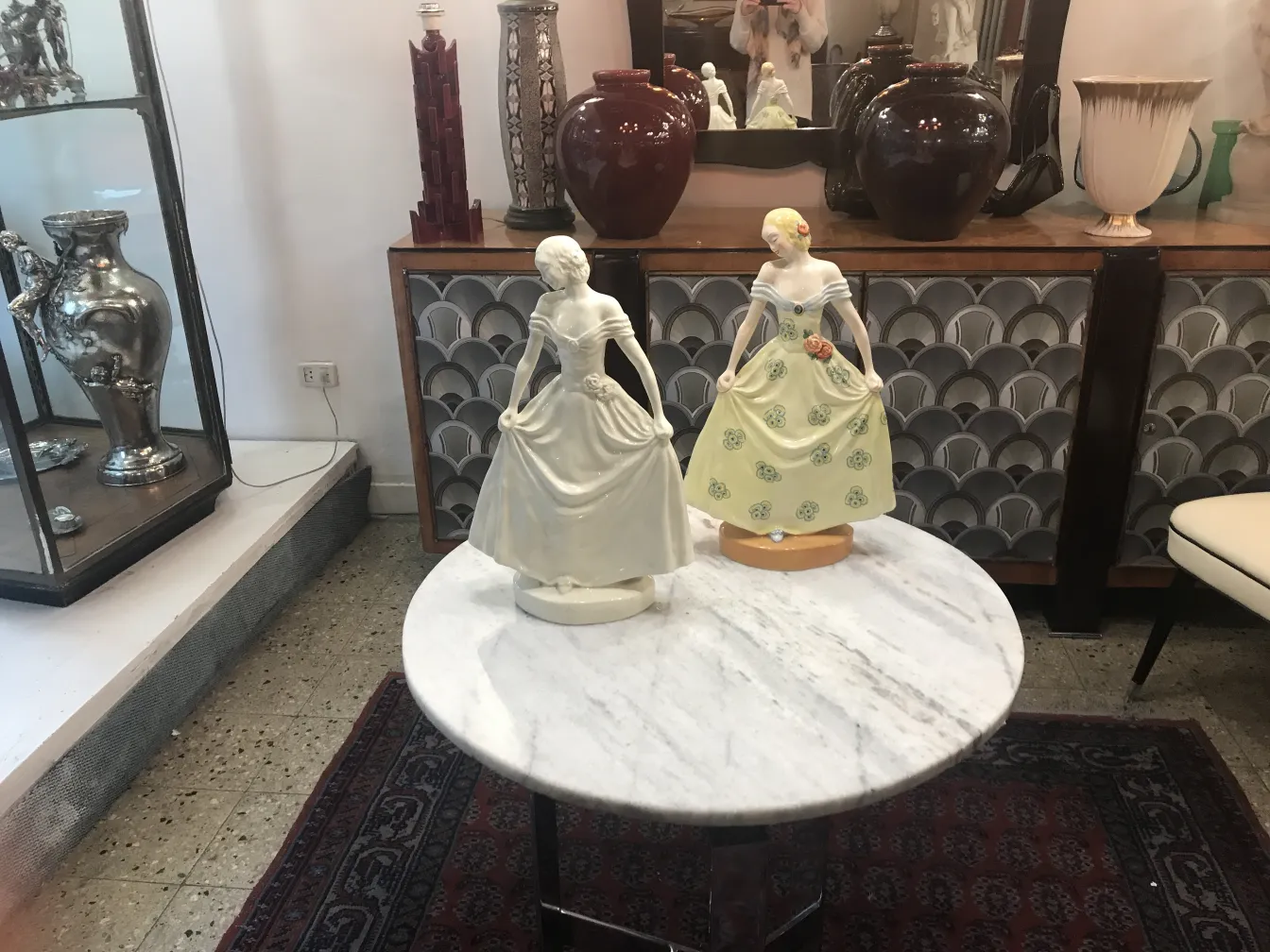 Dos estatuas antiguas de cerámica Boch en una mesa blanca.