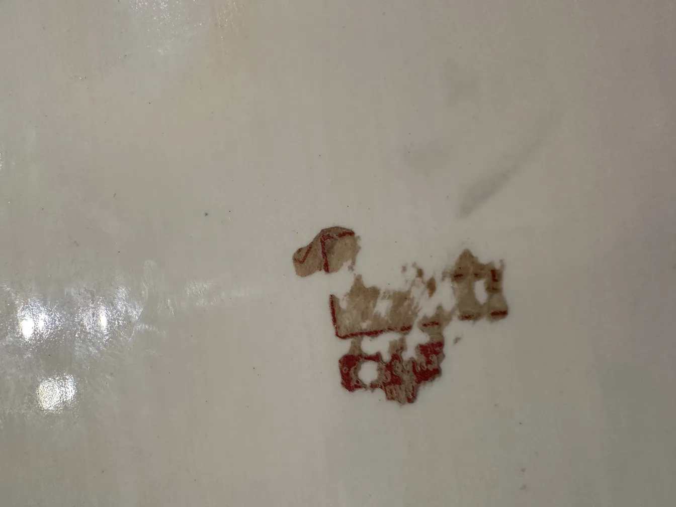 Ceramica antica con dettagli decorativi in tonalità chiare e scure, ambienti sottili.