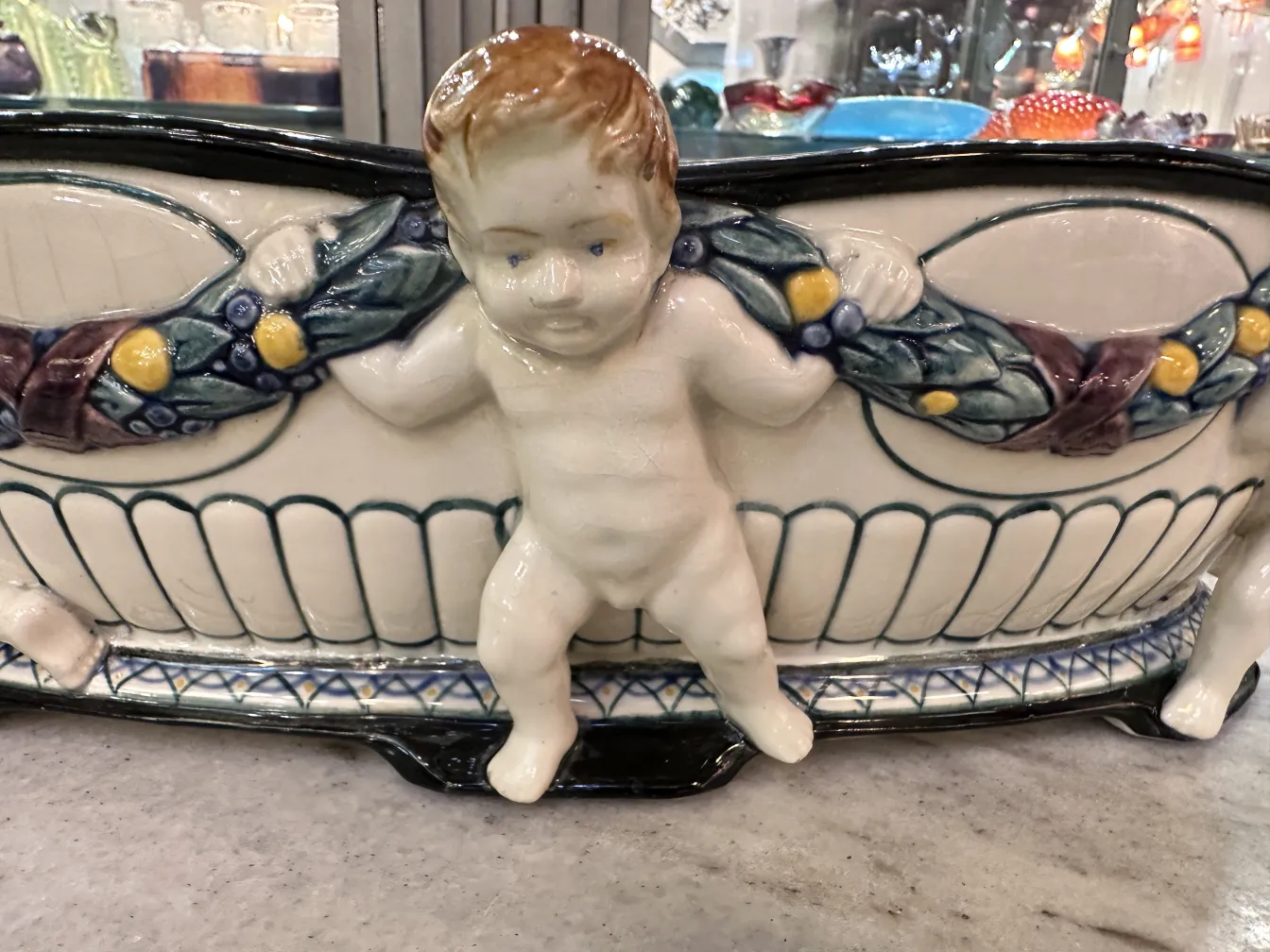 Antica ceramica di Karlsruher Majolika con figure decorative e colori vivaci.
