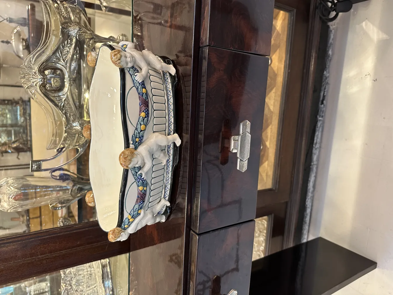 antiga cerâmica branca decorada com figuras em um fundo elegante