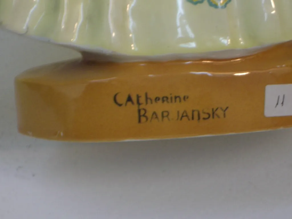 Antike dekorative Keramik mit Unterschrift an der Basis.