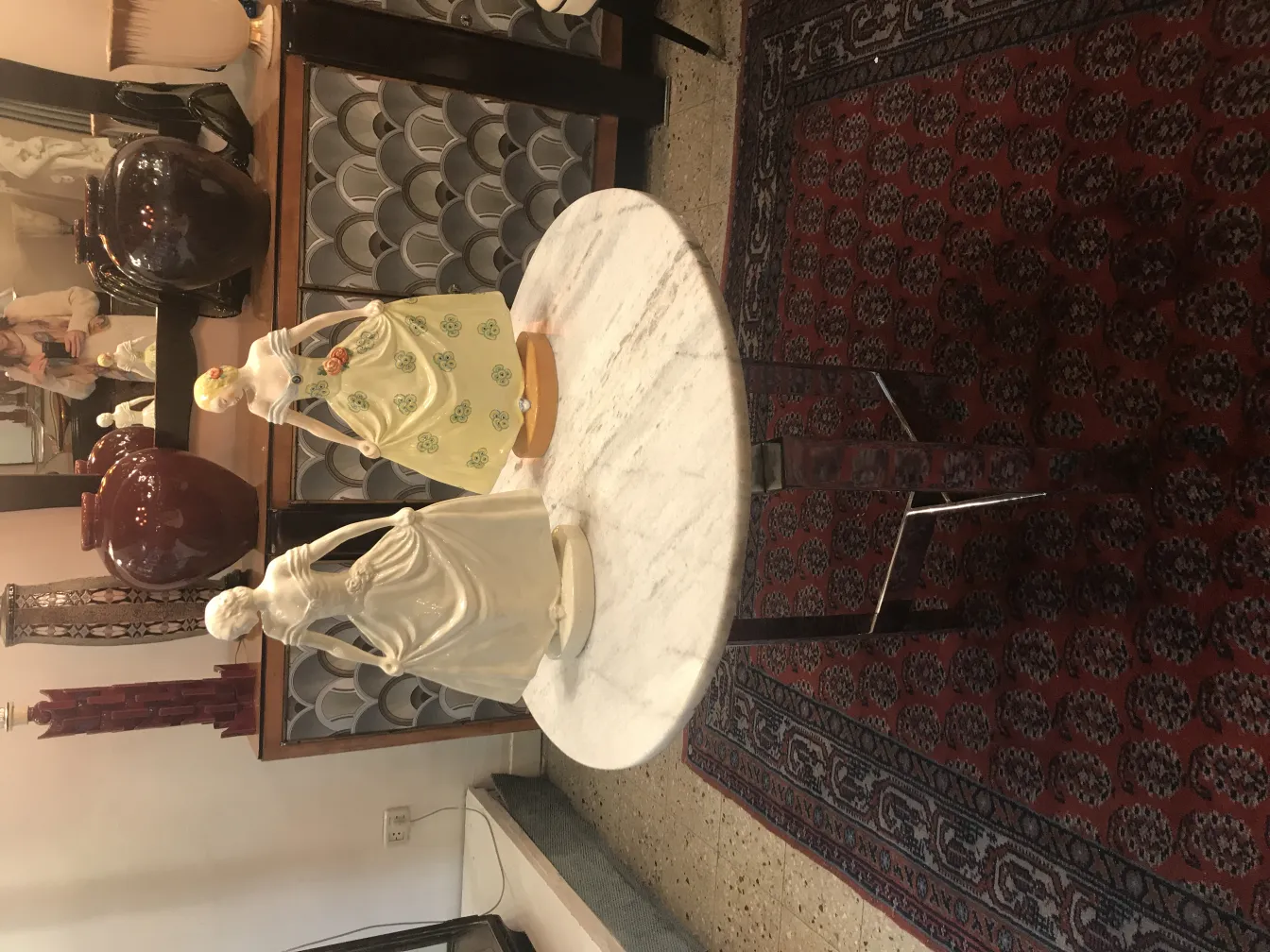 figure di ceramica antica con design floreale colorato