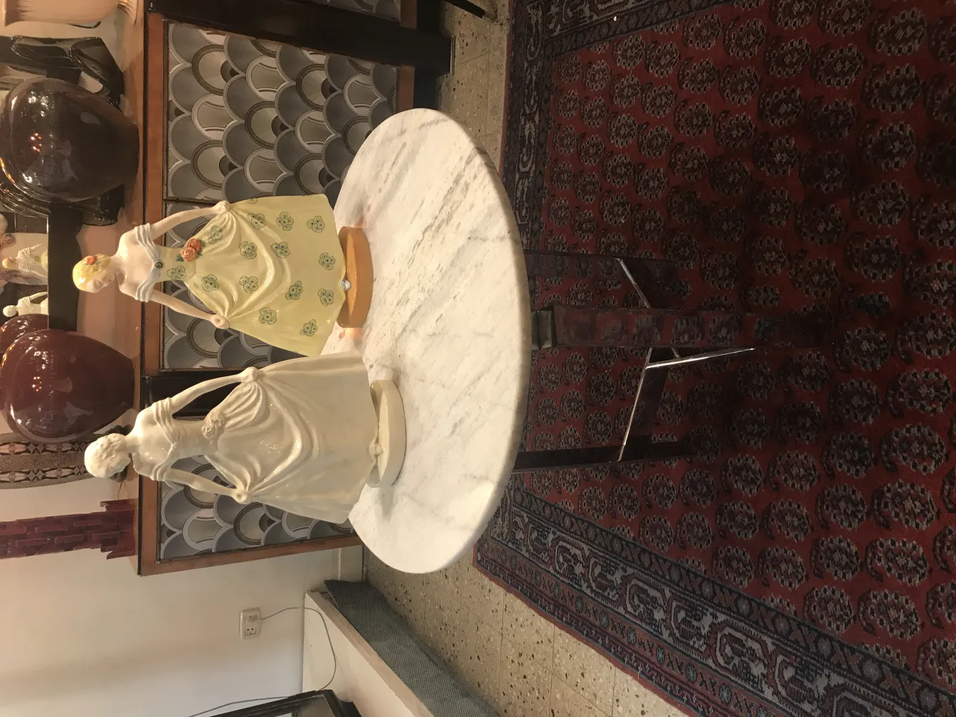 Statues en céramique anciennes de femmes sur une table