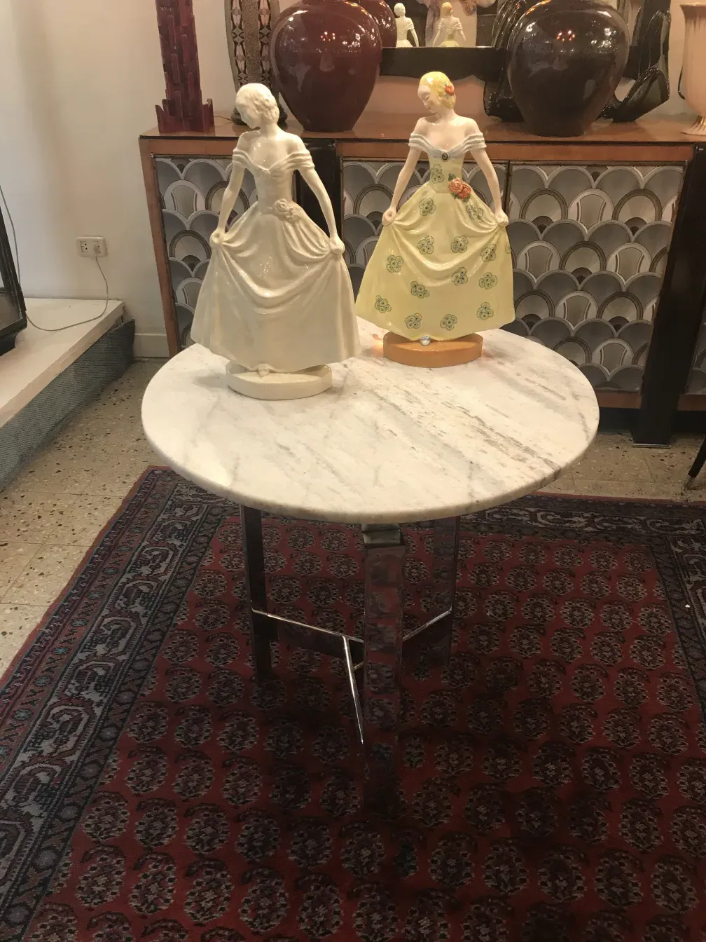 figurine in ceramica antica Boch su tavolo rotondo