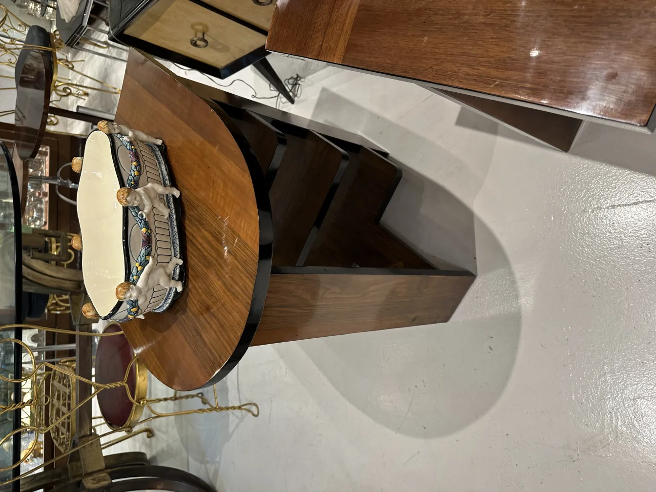 Antike Keramik mit Löwen-Details auf einem Holztisch.