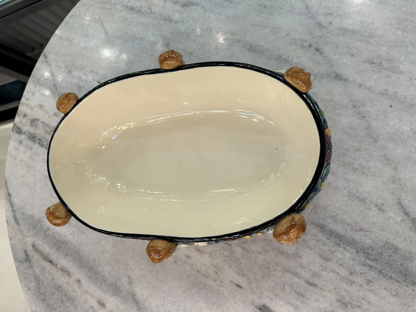 Antica ceramica della Karlsruher Majolika Manufaktur con dettagli decorativi e forma ovale.